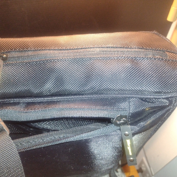 Targus Messenger Bag. Many Pockets. (Very Little Use). - Picture 5 of 8